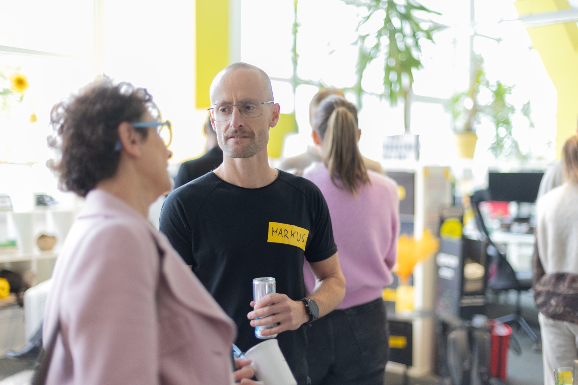 Markus im Gespräch mit einer Teilnehmerin im CoWorking Salzburg in Itzling
